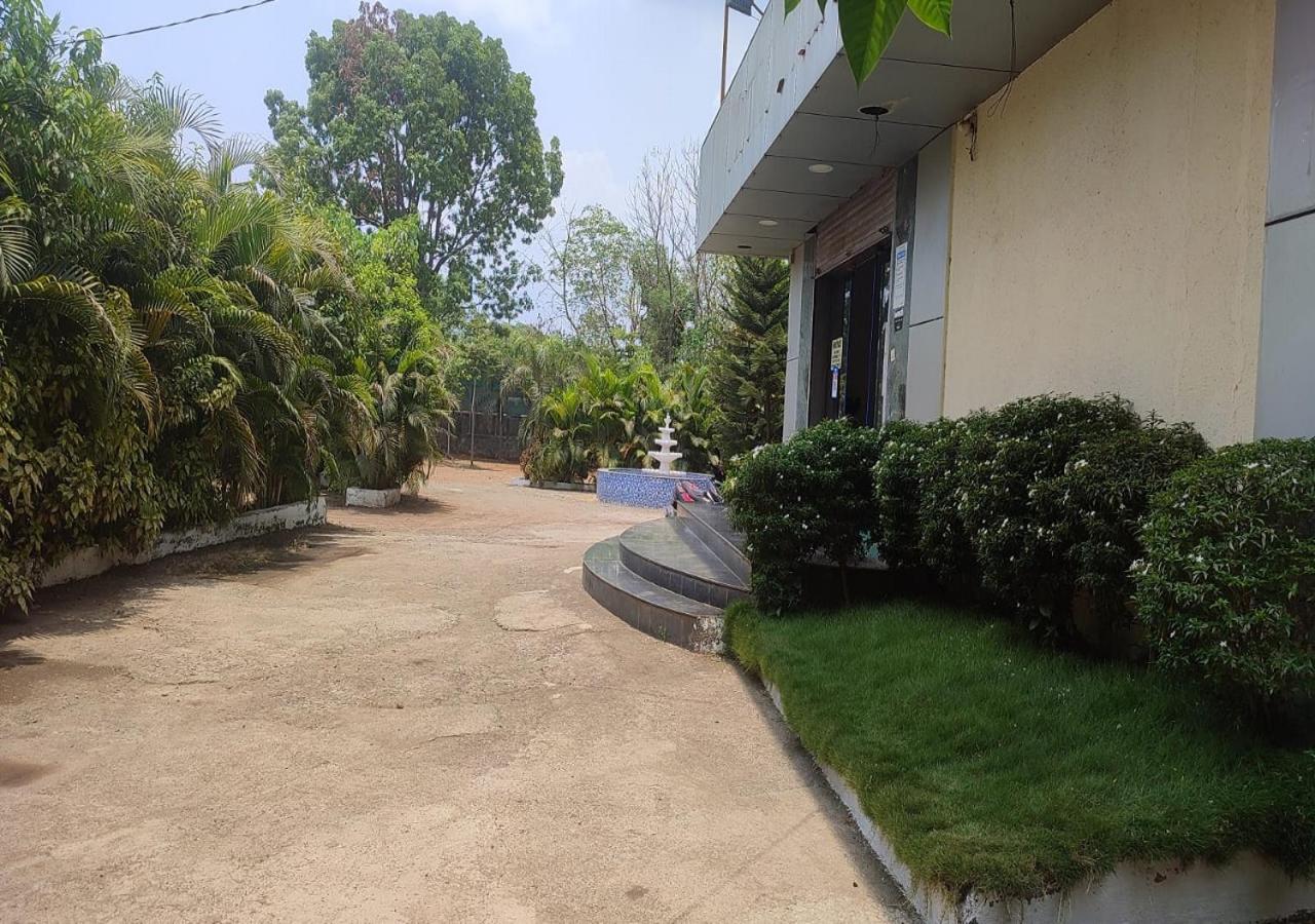 Hotel Metro Palace Resort Karjat Luaran gambar